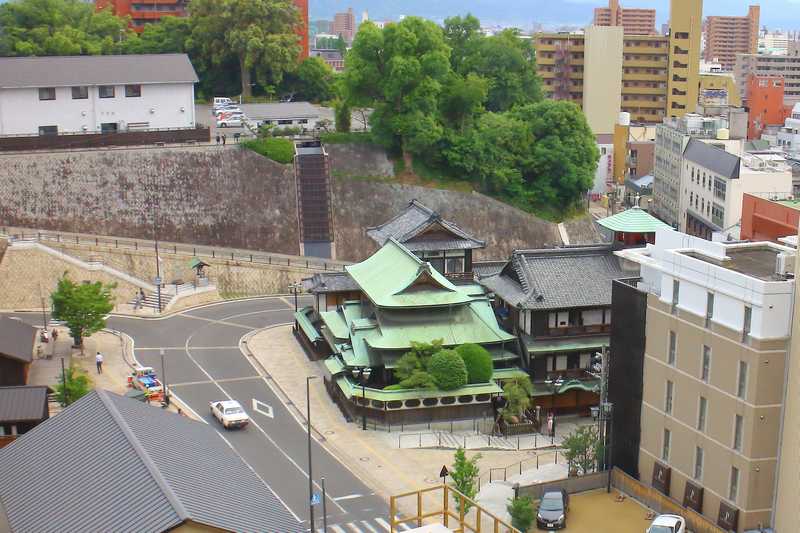 花ゆづきから見た道後温泉本館