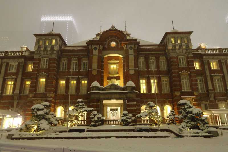 雪の東京駅