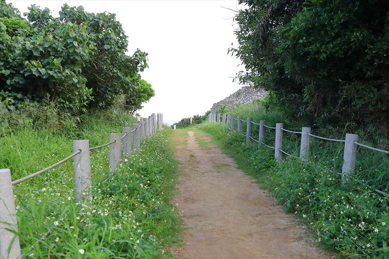 具志川城跡への道