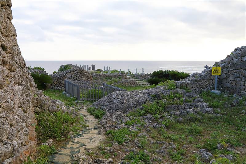 【沖縄県】まるで海の魔物から街を守る古代の前線基地跡！具志川城跡