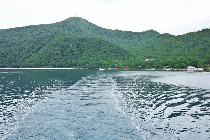 支笏湖のグラスボートのデッキからの風景