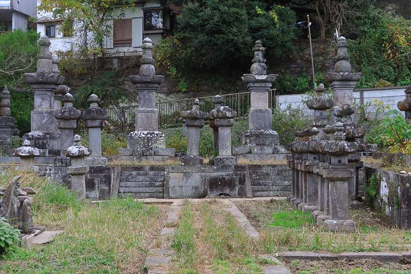 内藤家墓地の宝篋印塔